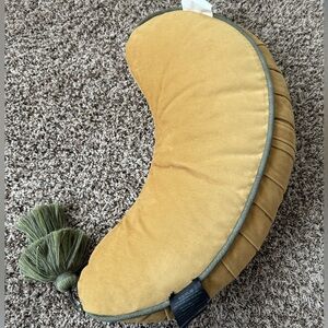DOCKATOT taseel crescent pillow